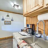 Riverfront Resort Cabin ~ 21 Mi to Crater Lake!