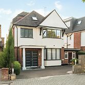 Luxurious 6-bed House With Pool and Free Parking