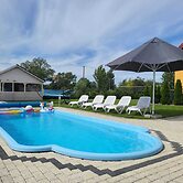 Comfortable Ground Floor Apartment, Summer Pool