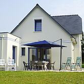 Modern Holiday Home 500 m From the sea in Morgat