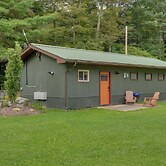 Deluxe Cabin A at Elk Creek Escape: Pet Friendly!