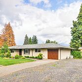 Milwaukie Home w/ Outdoor Dining Space