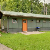 Deluxe Cabin G: 9 Mi to Worlds End State Park!