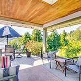 Gig Harbor Home: Large Deck, Outdoor Dining Area