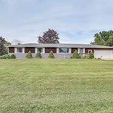 12 Mi to Castle Rock Lake: Serene New Lisbon Home!