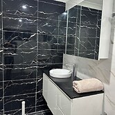 Cheerful 4 Bedroom with free Parking