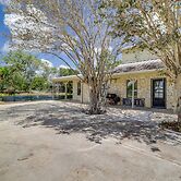 Fishing Pond & Paddle Boat: Home in Hempstead!