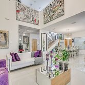 Covered Patio & Grill: Colorful Mcallen Home