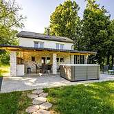 Cozy House In Nature With Hot Tub