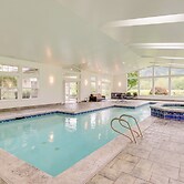 Private Pond & Indoor Pool: Grand Arlington Villa!