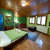 To Balcony tis Agorianis