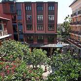 Rambuttri Village Inn & Plaza