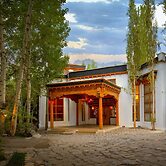 Lha - Ri - Sa Resort