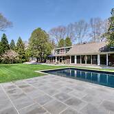 Spacious 5-br 4-bath Pool in East Hamptons