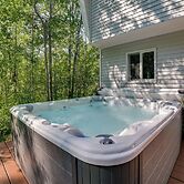 Northern Michigan Hideaway w/ Hot Tub & Fire Pit!