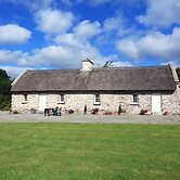 Traditional Style Thatched Cottage With Modern Amenities