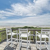 Beachfront Home w/ Pool Access in Galveston!