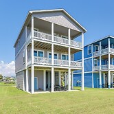 Walk to Beach: Galveston Home w/ Resort Perks!