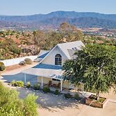 Wine Country Retreat Gorgeous Views, Minutes to Wineries