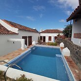 Villa-sleeps4-parking-garden-pool-nearairport