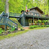 'bear Acres Getaway' Cabin w/ Deck in Townsend!