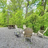 'bear Acres Getaway' Cabin w/ Deck in Townsend!