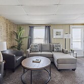 Snug Escape Close To Niagara Falls 2 Bedroom Home