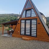 Bucovina-a-framehouse-hottub-fireplace-patio-wifi