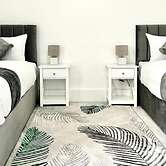 Strood Home-sleeps 6-great for Groups & Families