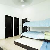 Spacious 5 Bedroom Oasis with Pool & BBQ