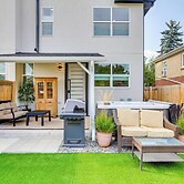 Hot Tub & Mtn-view Rooftop Deck: Golden Home