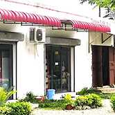 zanzllywood hotel and apartments