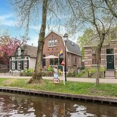 Lodge in Giethoorn With Breakfast