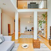 6 Mi to Lake Washington: Sleek Townhome w/ Deck!