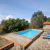 Farmhouse in Castelfranco Piandisco With Garden