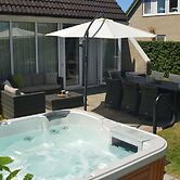 House With Sauna, Outdoor spa and Pedal Boat in Vlagtwedde