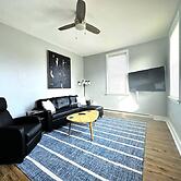 Modern Cozy Unit With King Bed