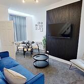 Salford-house-sleeps6-parking-garden-wifi