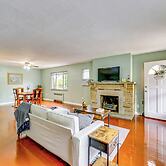 8 Mi to Dtwn: Retreat w/ Balcony in Pittsburgh!