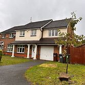 Stunning 4 Bed House With Parking in Wolverhampton