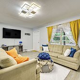 3 Mi to Usf: Chic Home w/ Yard in Tampa!