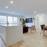 Apt Just 10 Minutes Away to Airport