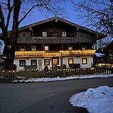 Historic Farmhouse: 200 Years old Meets new