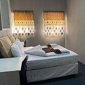 Golden gate guesthouse 0787391431