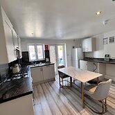 Gillingham - 3 Beds - Sleeps 6 - Garden - Wifi