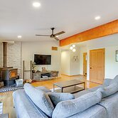 Ping-pong & Private Hot Tub: Family Cabin in Bend!