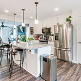 2 Mi to Hollywood Casino: Charles Town Townhome!