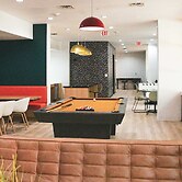 Modern Condo With Pool, Gym, Workspaces & BBQ