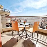 Apt Near Center & Port