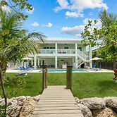 Emerald Oasis Lux Waterfront Gem Pool Kayaks